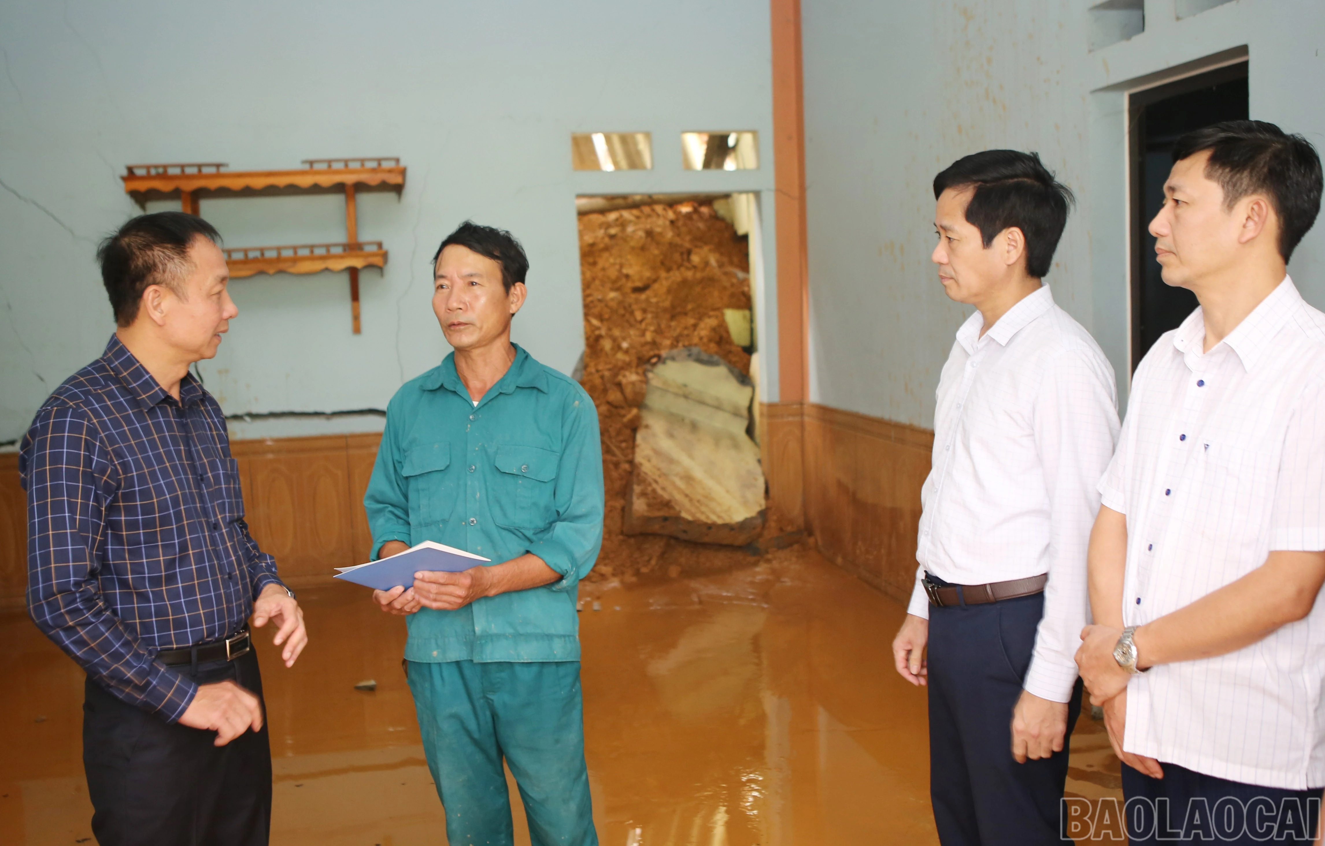 Phó Chủ tịch Thường trực HĐND tỉnh Vũ Quỳnh Khánh đã đến thăm hỏi, động viên gia đình ông Trương Quang Bào, thôn Nậm Khắp Ngoài, xã Bảo Nhai.