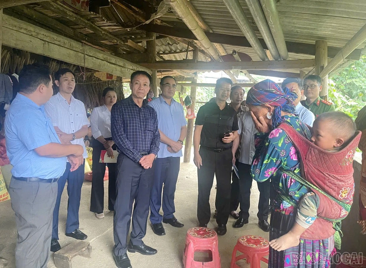 Phó Chủ tịch Thường trực HĐND tỉnh thăm hỏi người dân xã Lùng Phình chịu ảnh hưởng bởi thiên tai.