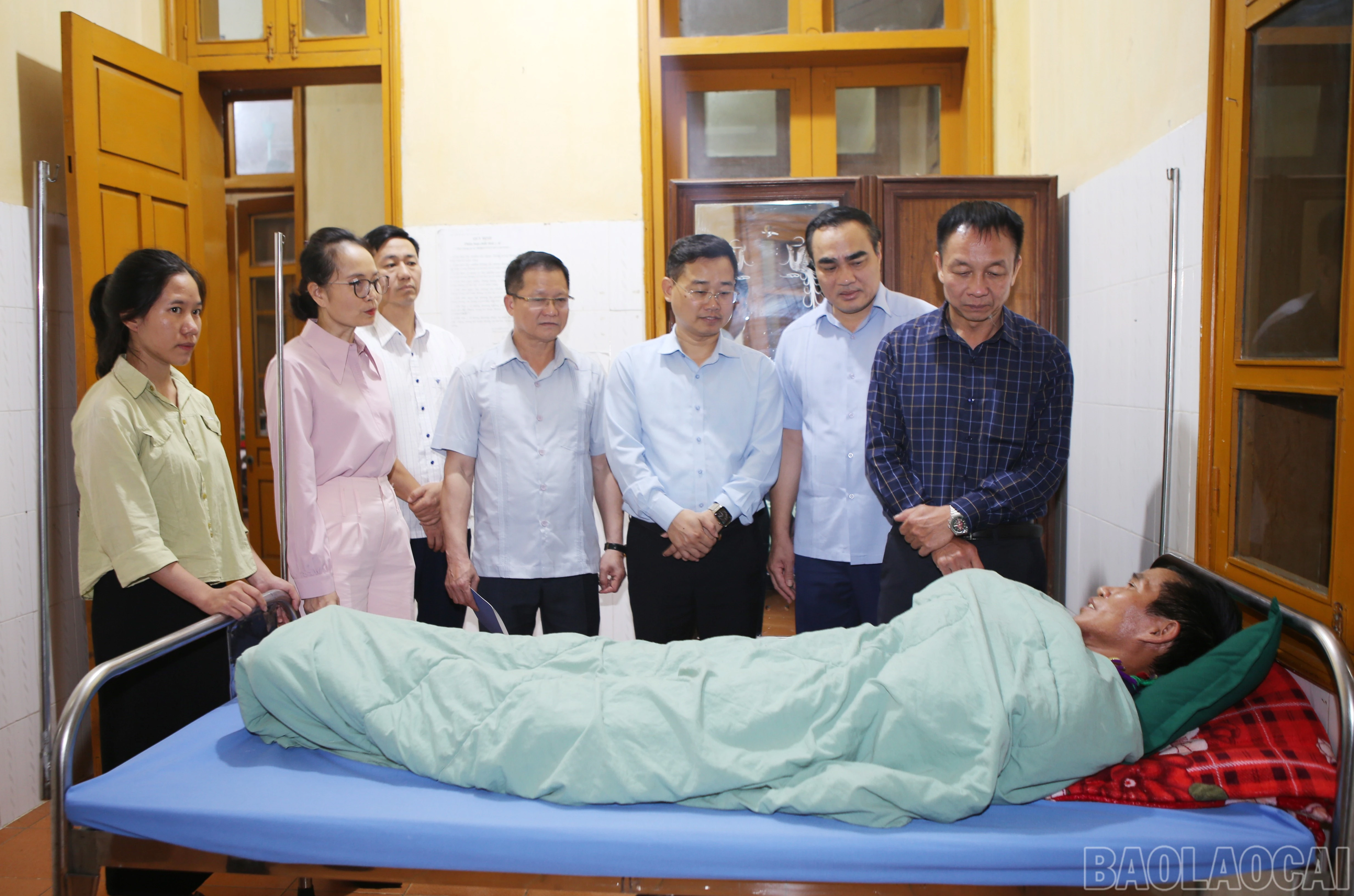 Đồng chí Vũ Quỳnh Khánh - Phó Chủ tịch Thường trực HĐND tỉnh thăm hỏi ông Lèng Sào Kim đang điều trị chấn thương tại Bệnh viện Đa khoa khu vực Bắc Hà.