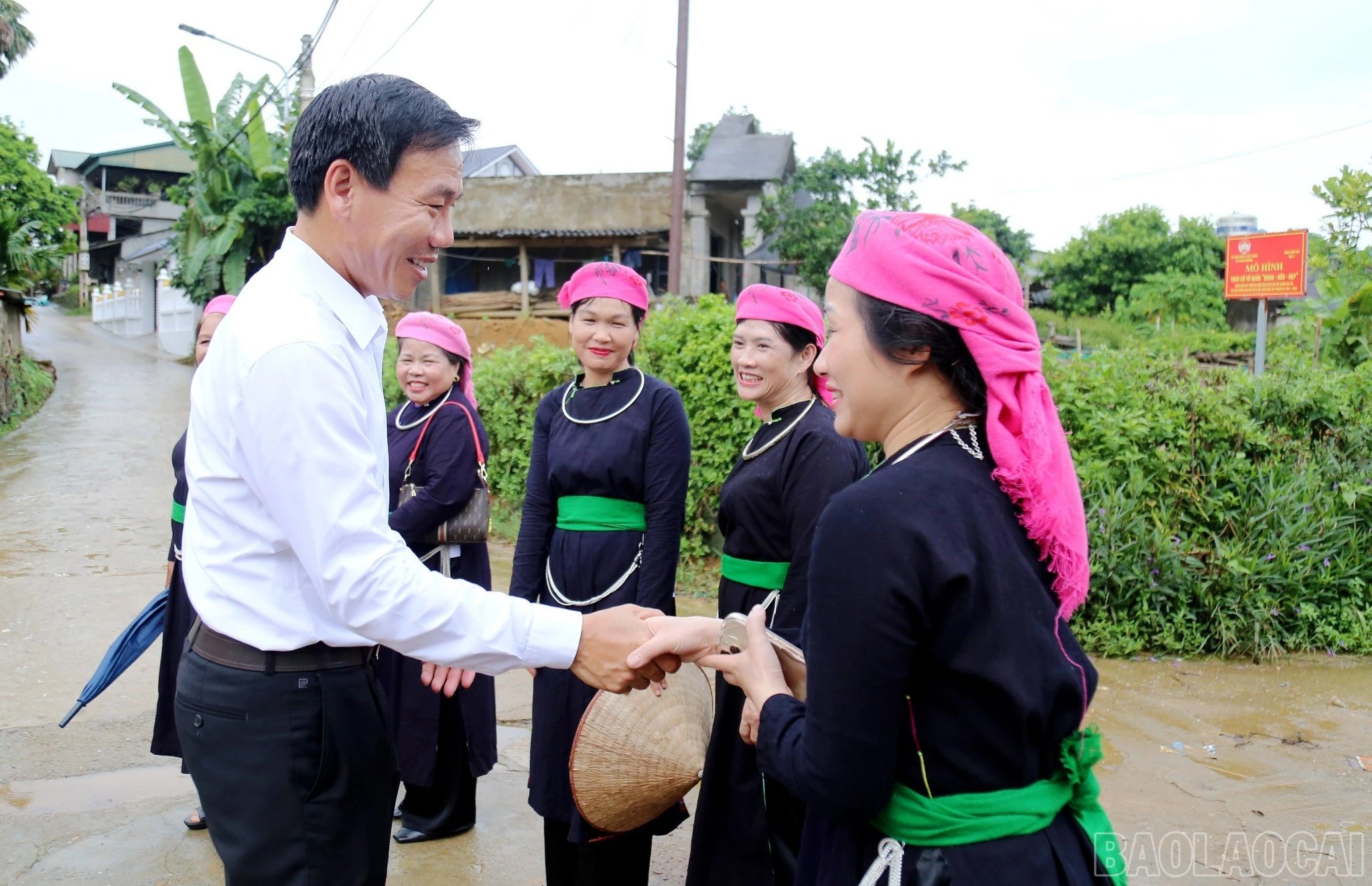 Trưởng ban Tuyên giáo và Dân vận Tỉnh ủy Dương Đức Huy trò chuyện với đồng bào dân tộc Tày ở Bảo Yên.