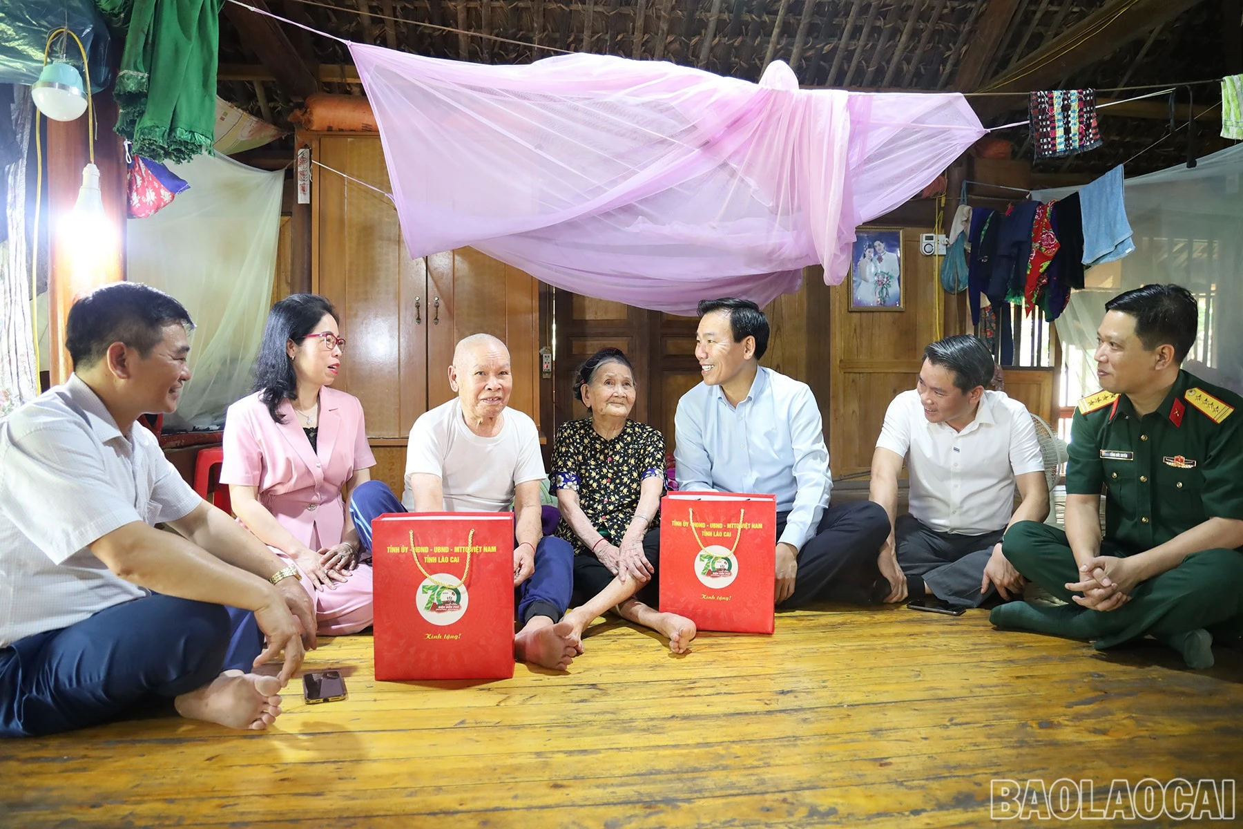 baolaocai-br_dong-chi-duong-duc-huy-truong-ban-tuyen-giao-tinh-uy-tham-tang-qua-than-nhan-liet-si-dan-cong-hoa-tuyen-tham-gia-chien-dich-dien-bien-phu-tai-bao-yen.jpg