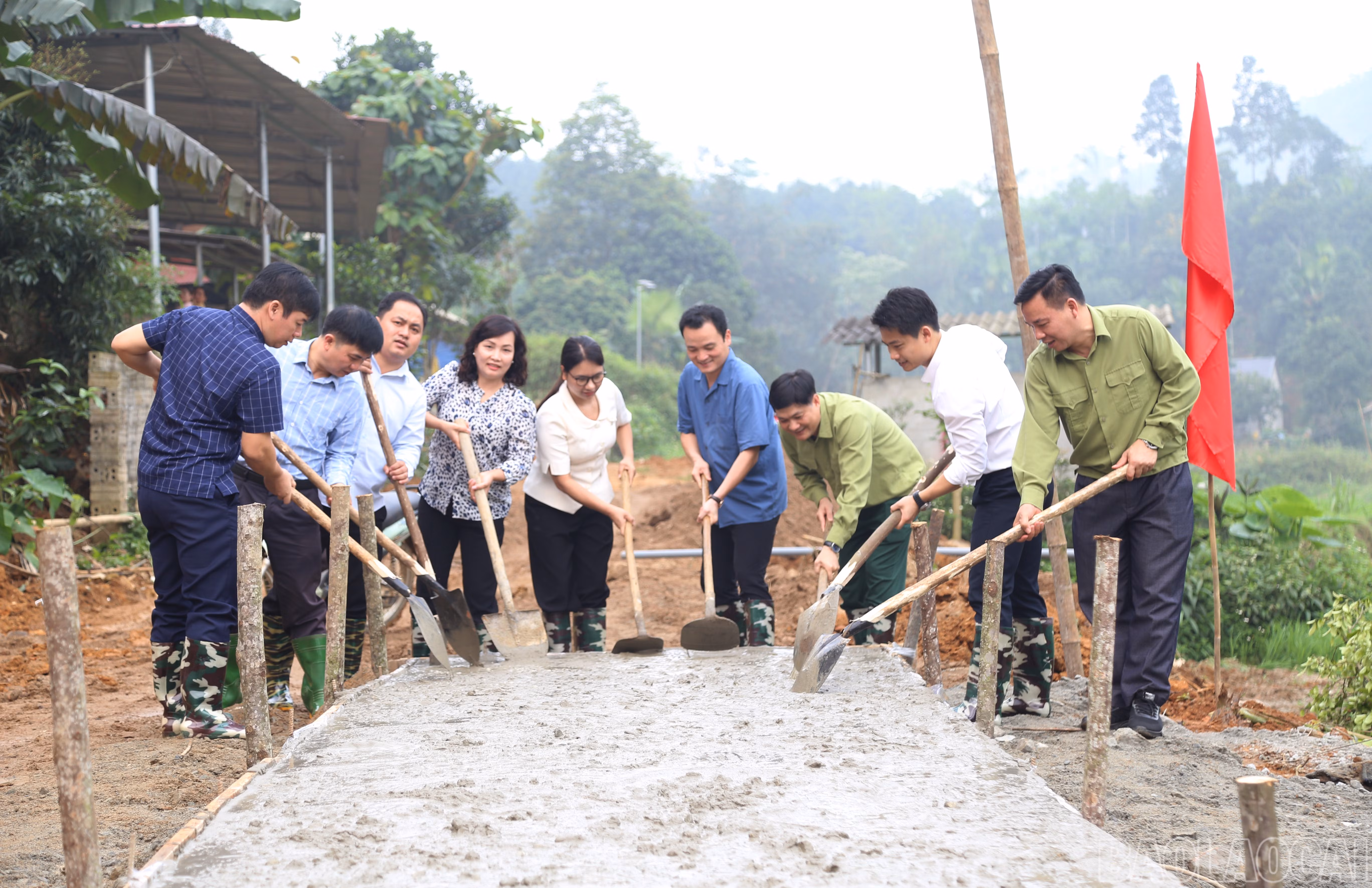 Các đồng chí lãnh đạo, các đại biểu cùng người dân tham gia đổ bê tông tuyến đường Khe Chiếu - Trĩ Ngoài.
