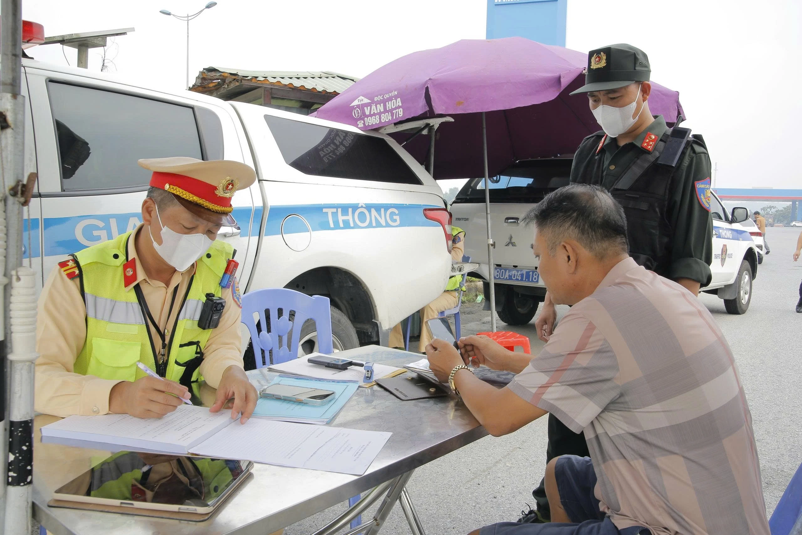 Lực lượng Cảnh sát giao thông tổ chức tuần tra lưu động kết hợp lập các chốt kiểm soát tại nhiều vị trí trên tuyến, tập trung vào những khung giờ có lưu lượng phương tiện lớn hoặc thời điểm tiềm ẩn nguy cơ xảy ra vi phạm.