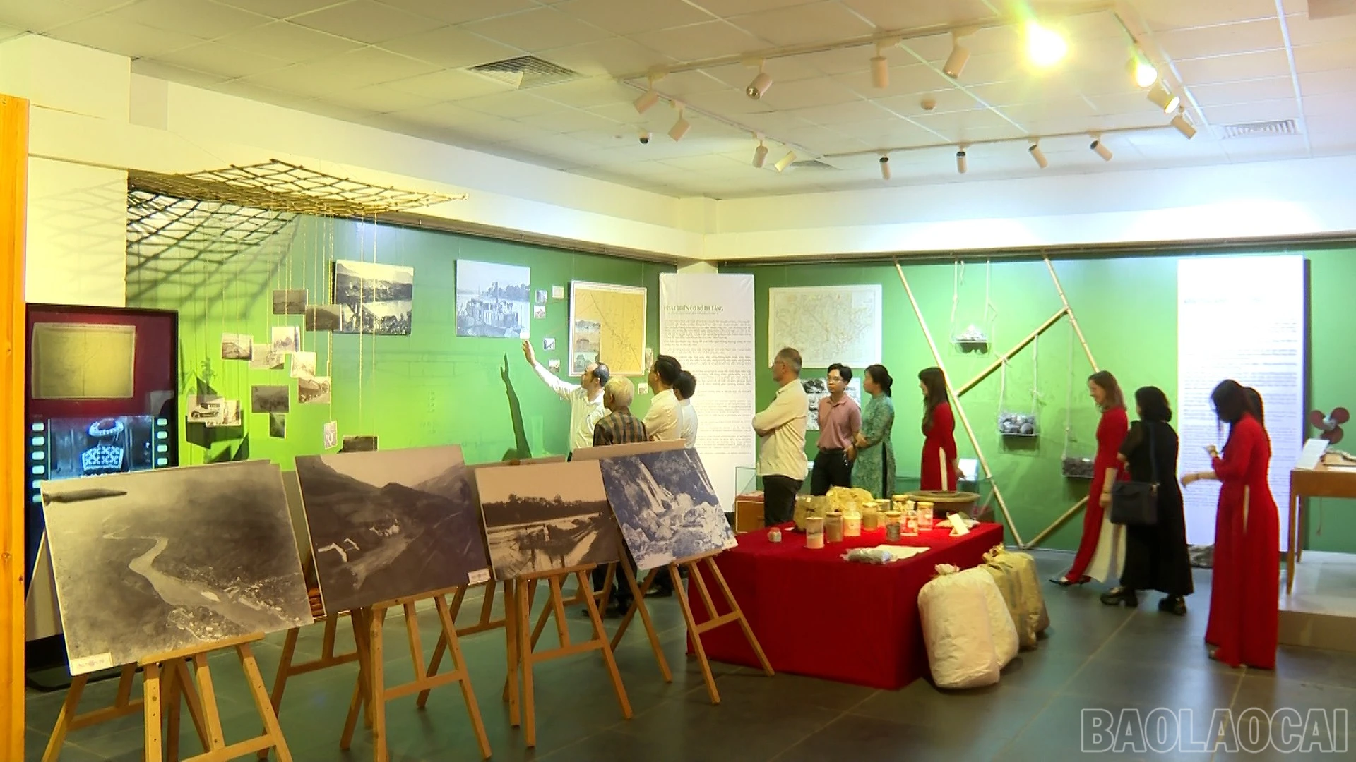 baolaocai-br_dung-gi-cung-dc00-34-53-13still093.jpg