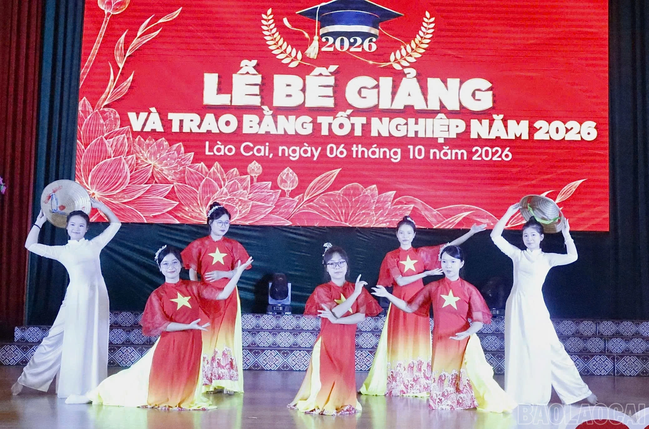 Chương trình văn nghệ sôi động chào mừng buổi lễ.