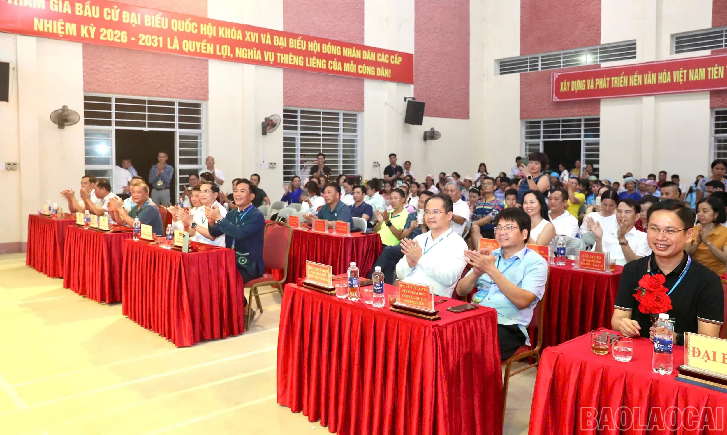 Đại biểu dự buổi lễ.