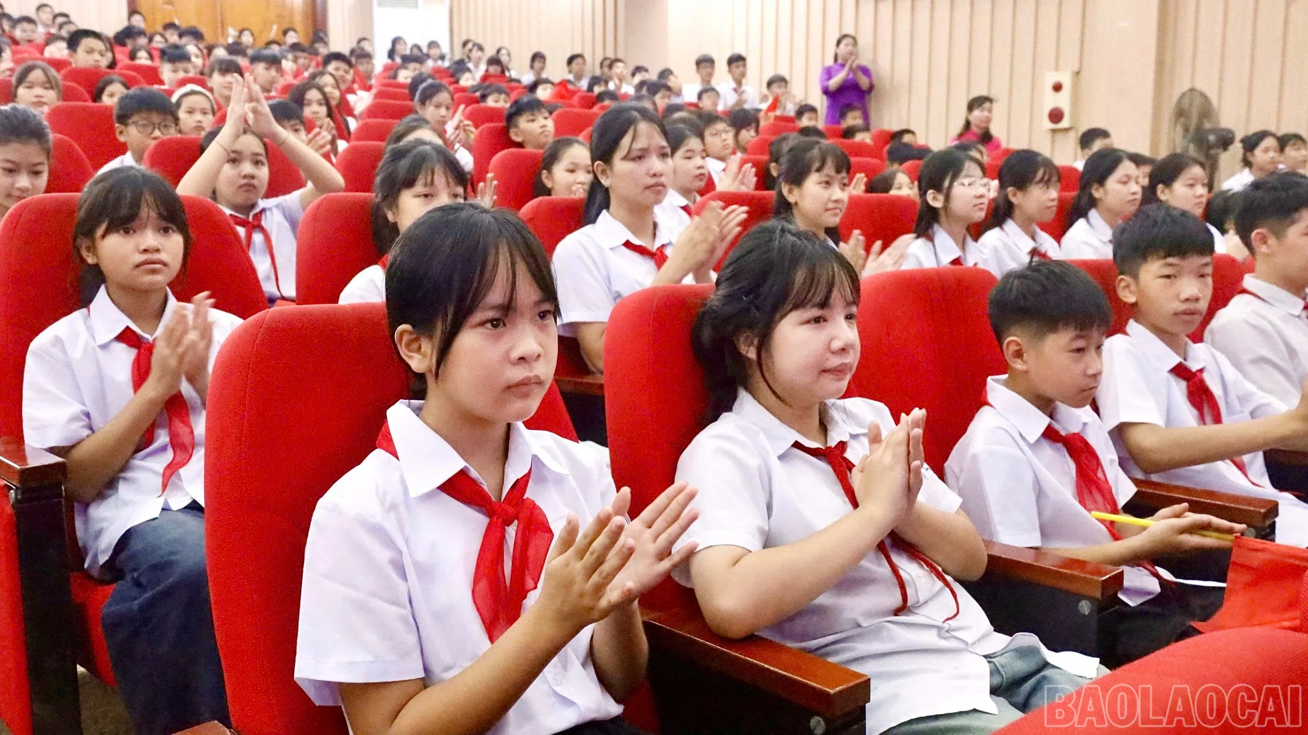 Học sinh hào hứng dự lễ khai giảng.