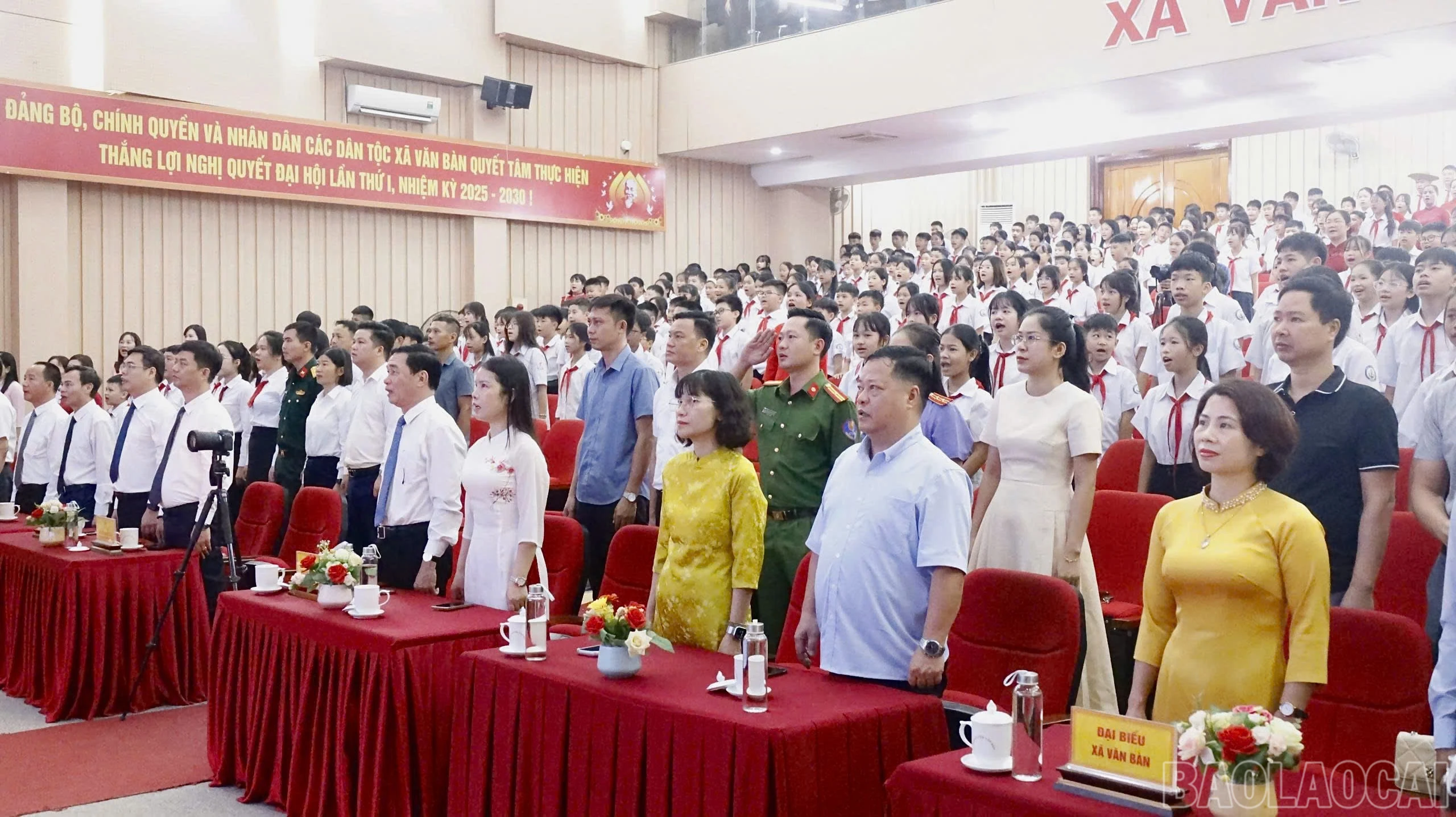Đại biểu và học sinh thực hiện nghi lễ chào cờ.