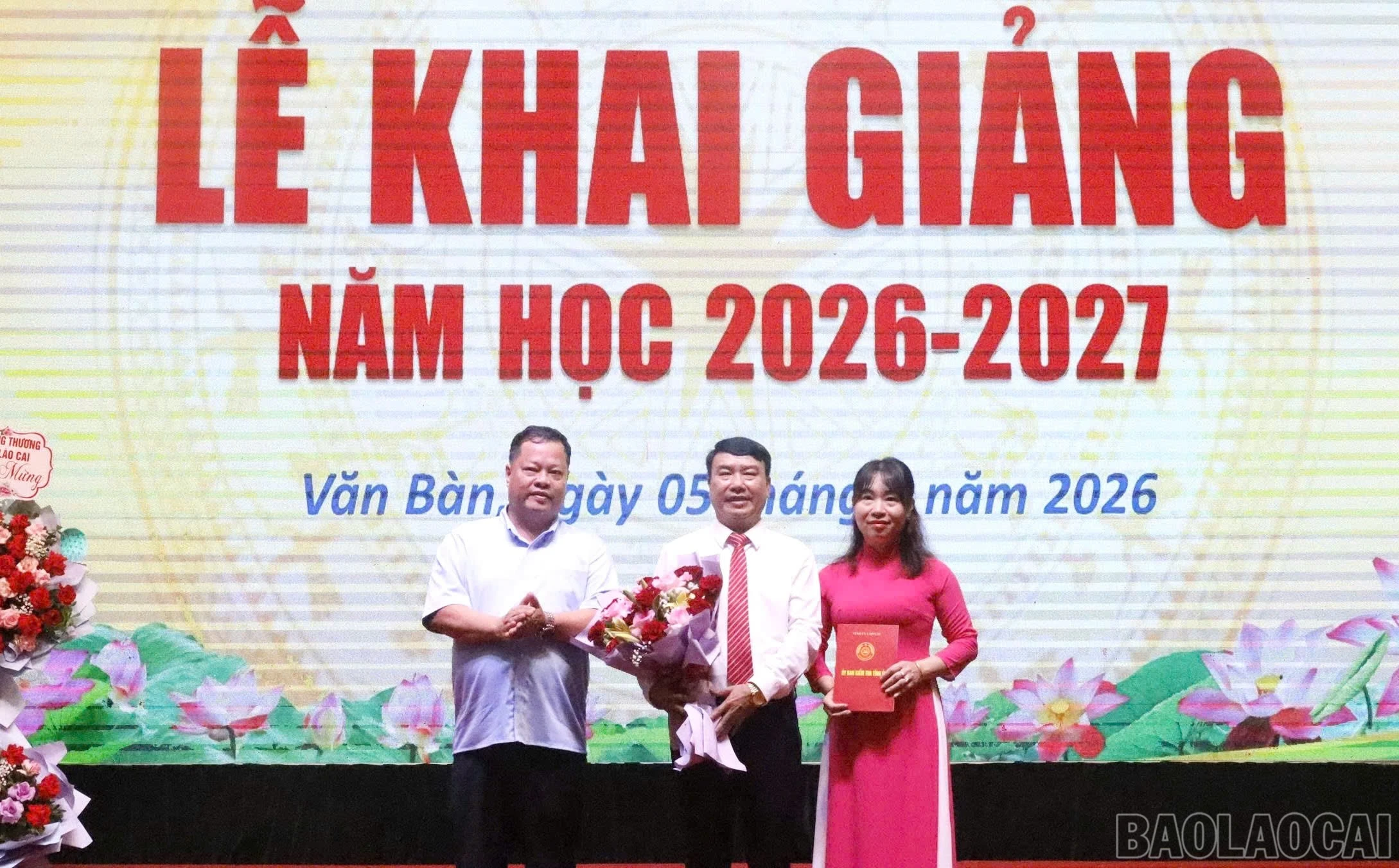 Các đại biểu tặng hoa chúc mừng Trường THCS Văn Bàn.