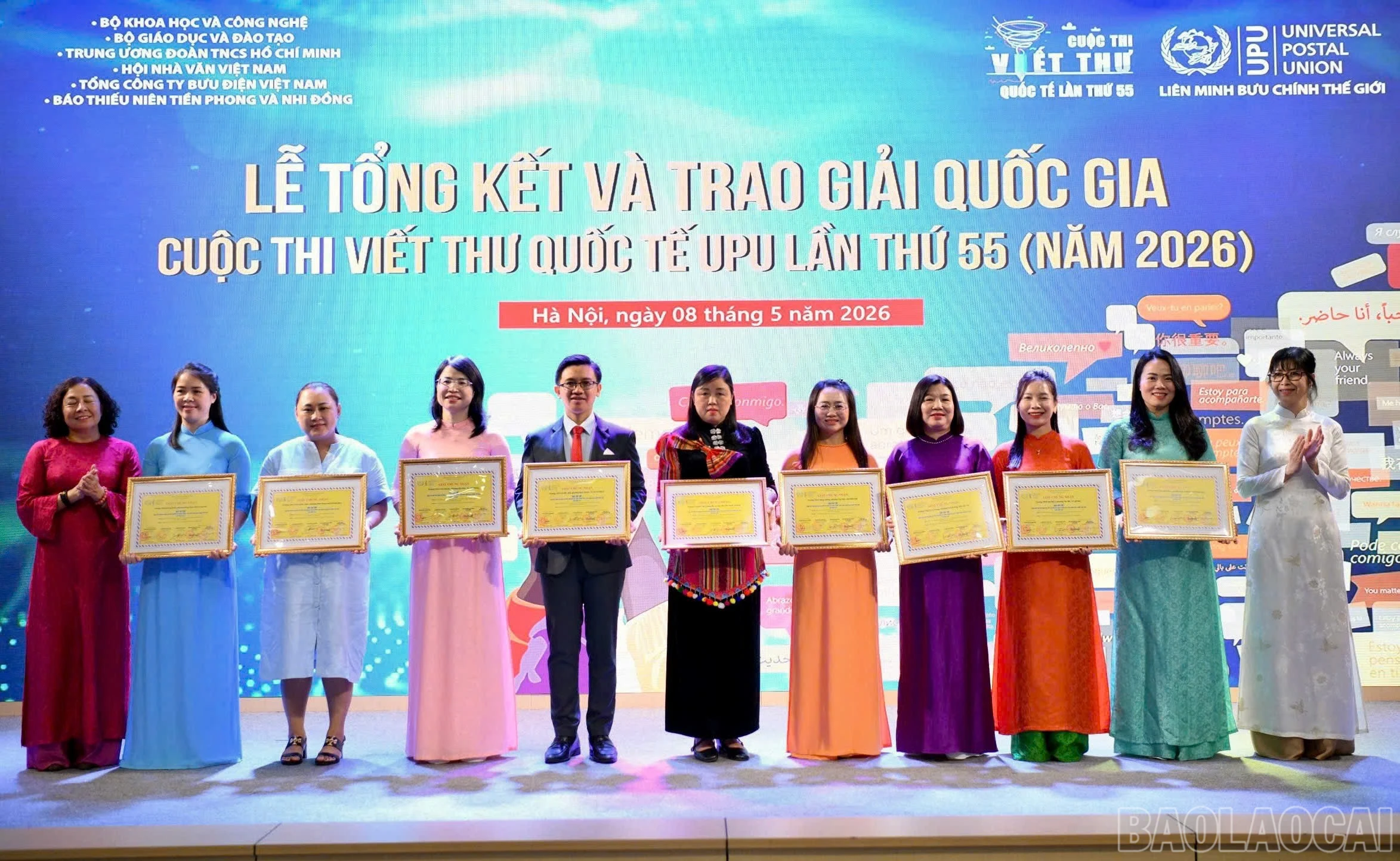 Ban tổ chức trao giải cho các trường giành giải Tập thể. Ảnh: Thúy Hồng