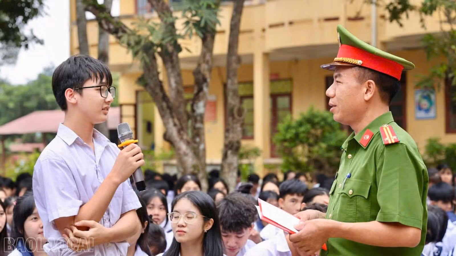 baolaocai-bl_anh-2-hoc-sinh-tuong-tac-voi-cong-an.png
