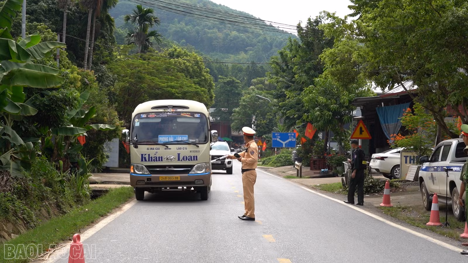 baolaocai-bl_anh-5-tuan-tra-giao-thong-tren-quoc-lo-70-chu-de-xe-khach.png