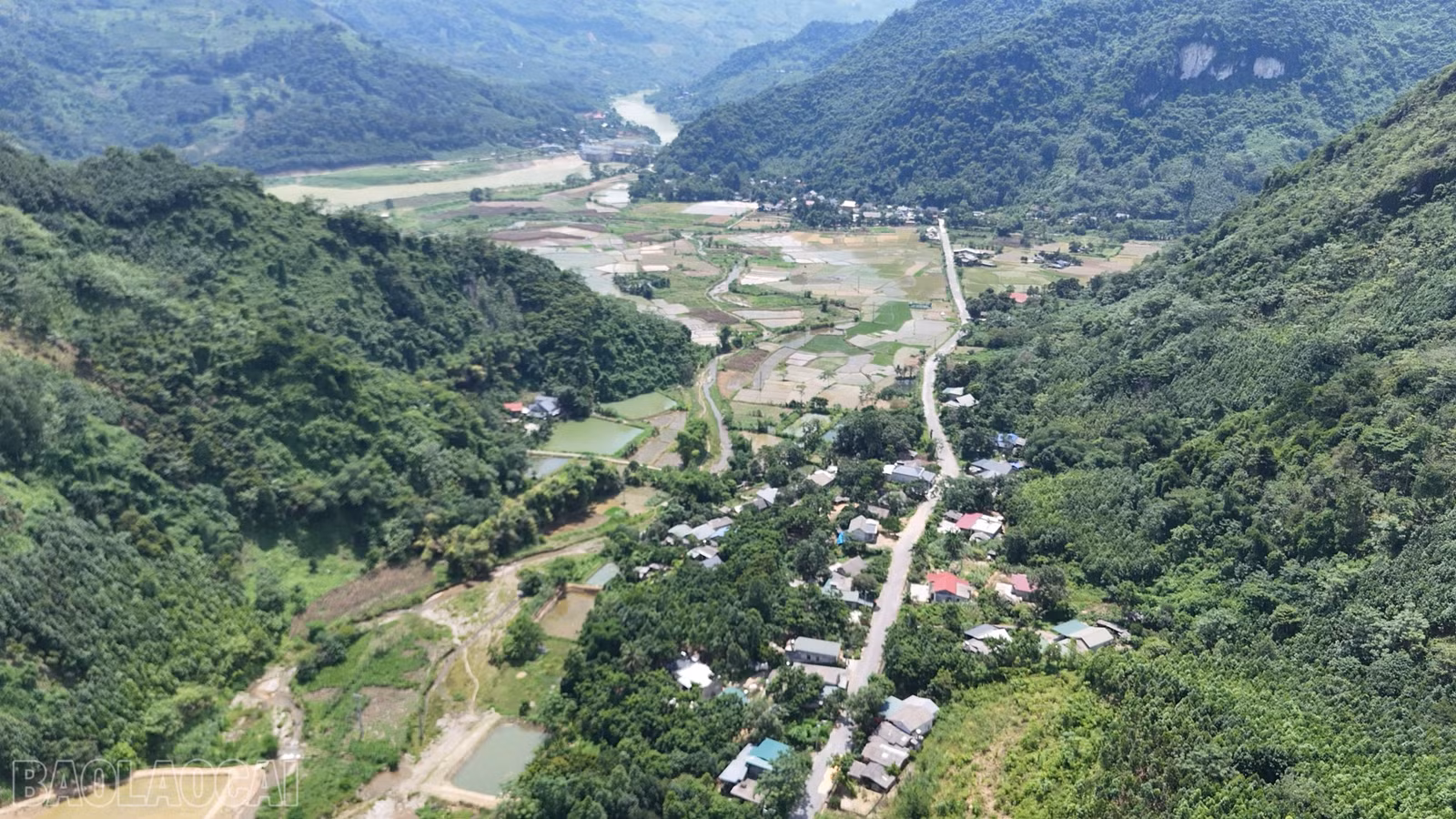 baolaocai-bl_anh-30-toan-canh-thon-trung-do.png