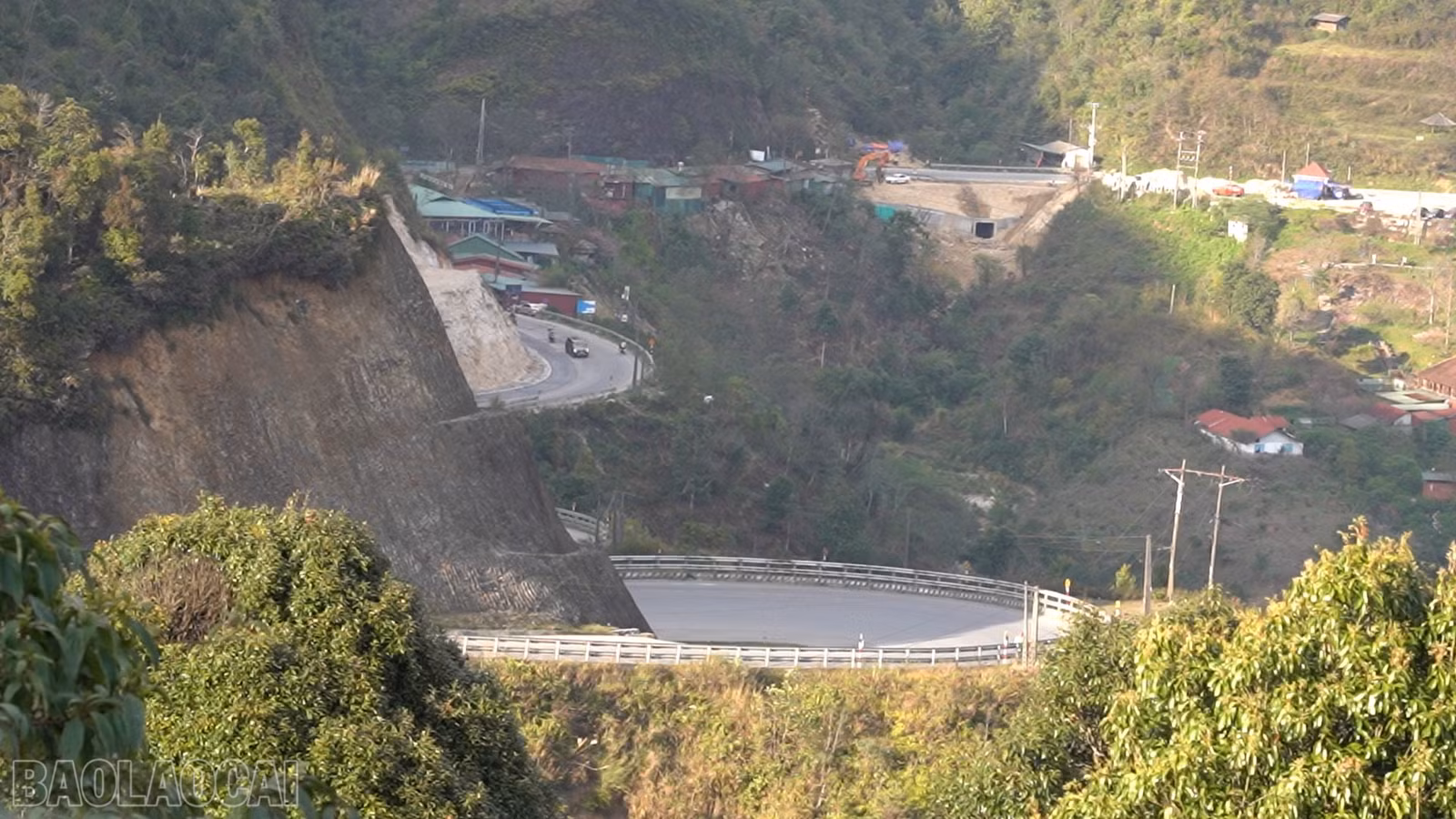 baolaocai-bl_anh-3-duong-deo-uon-luon-quanh-co.png