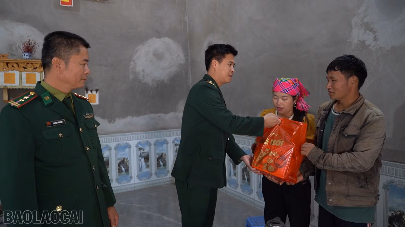 baolaocai-bl_anh-6-bo-doi-den-trao-qua-anh-linh.png