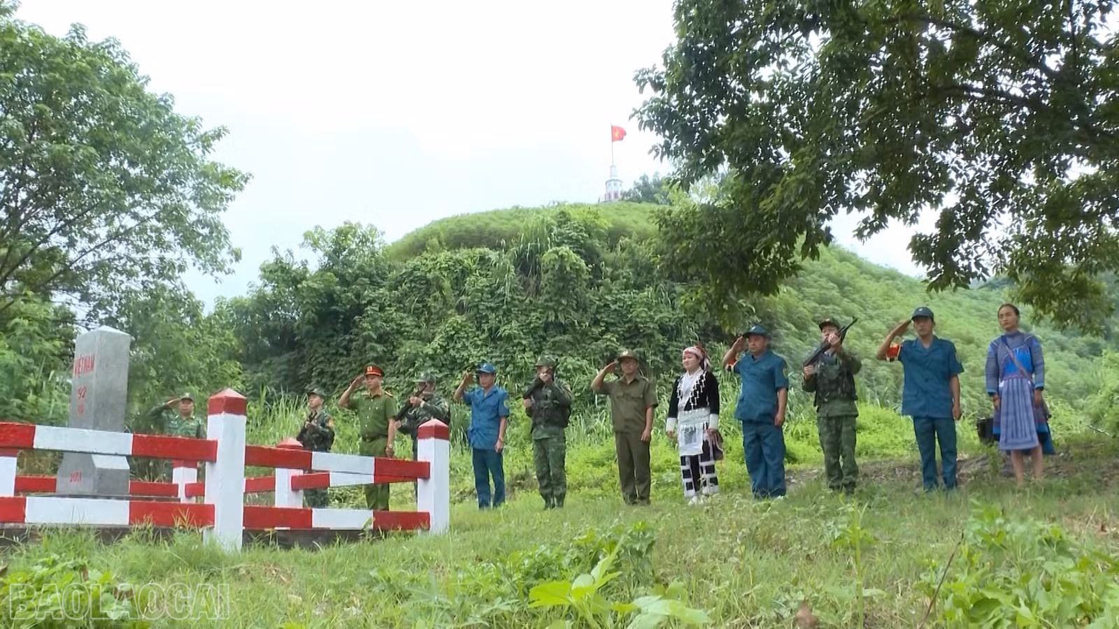 baolaocai-bl_anh-2-tuan-tra-ben-cot-moc.png