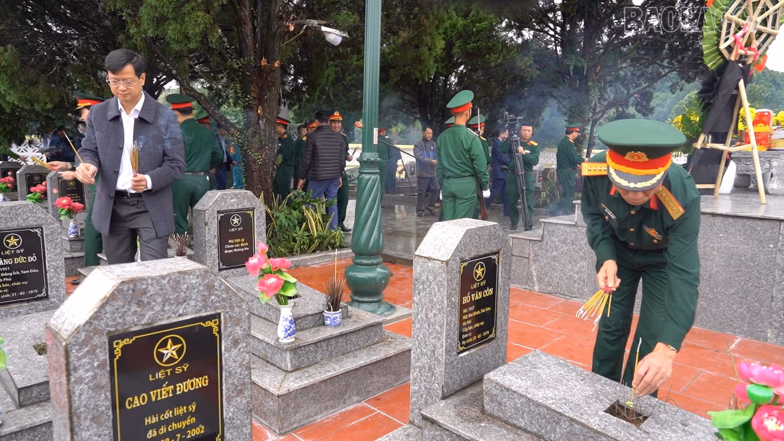 Các đại biểu tham gia nghi lễ dâng hương.