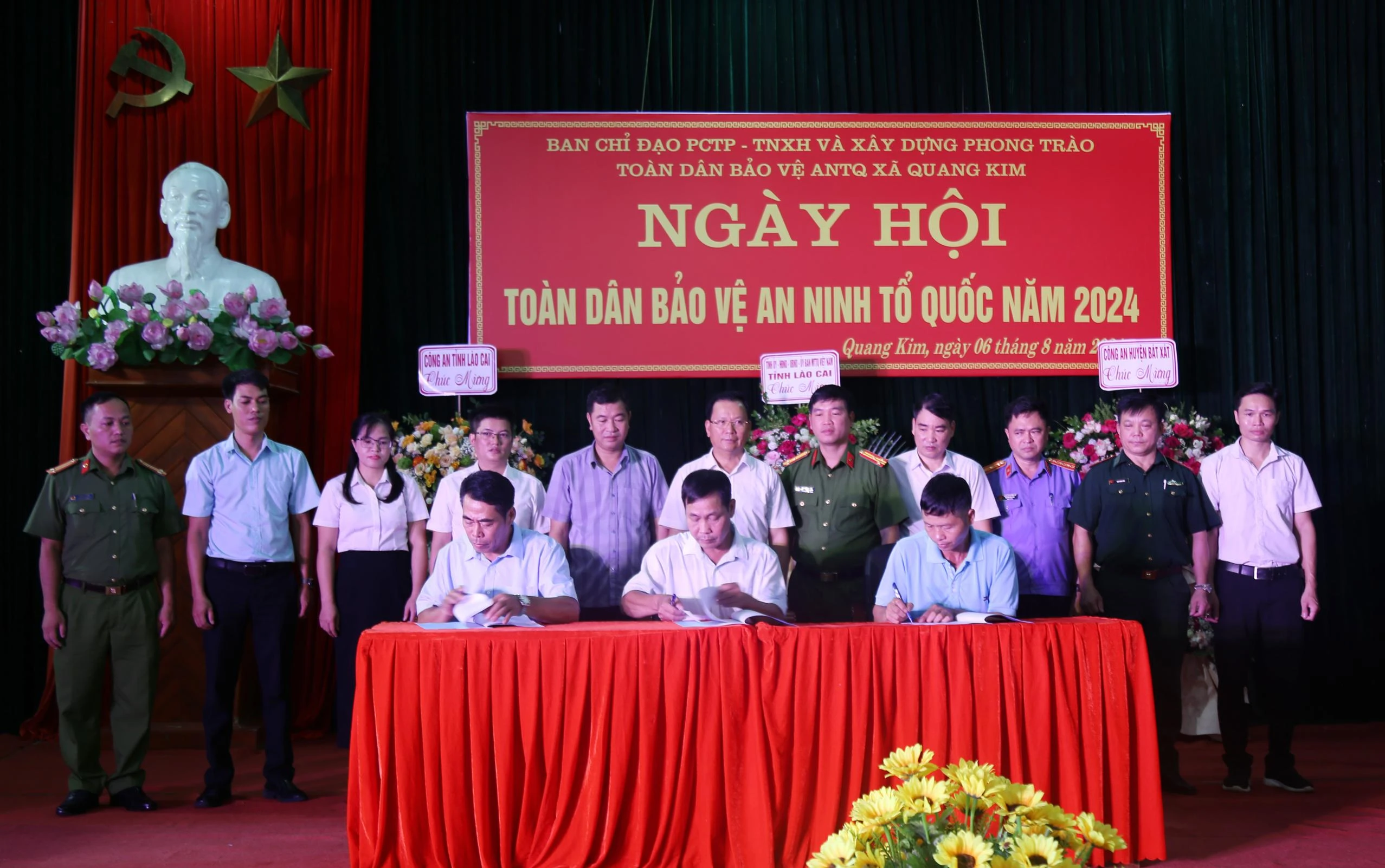 Các thôn ký giao ước thi đua thực hiện phong trào "Toàn dân bảo vệ an ninh Tổ quốc".