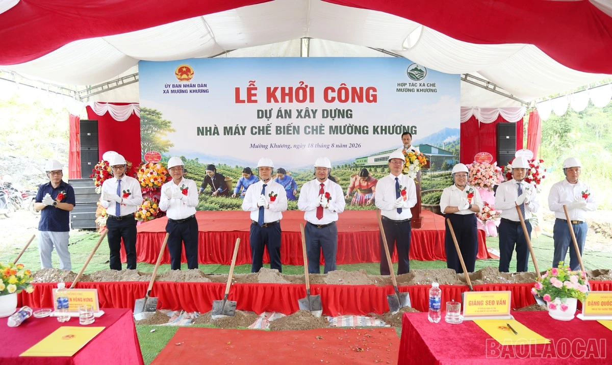 Các đại biểu khởi công Nhà máy chế biến chè Mường Khương tại thôn Na Đẩy, xã Mường Khương.