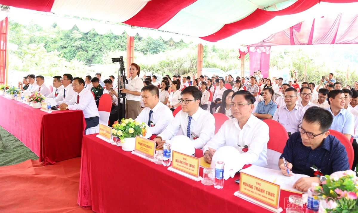 Các đại biểu tham dự lễ khởi công Nhà máy chế biến chè Mường Khương.