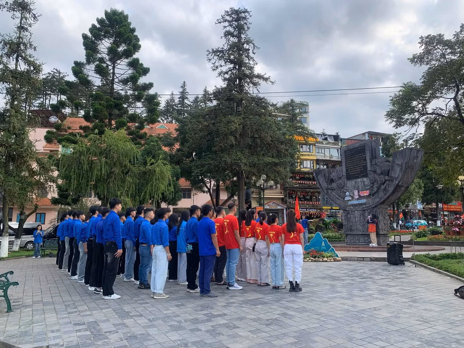 Đoàn viên, thanh niên phường Sa Pa chào cờ tại địa chỉ đỏ, ôn lại dấu mốc lịch sử dân tộc - Ảnh: Tỉnh đoàn Lào Cai