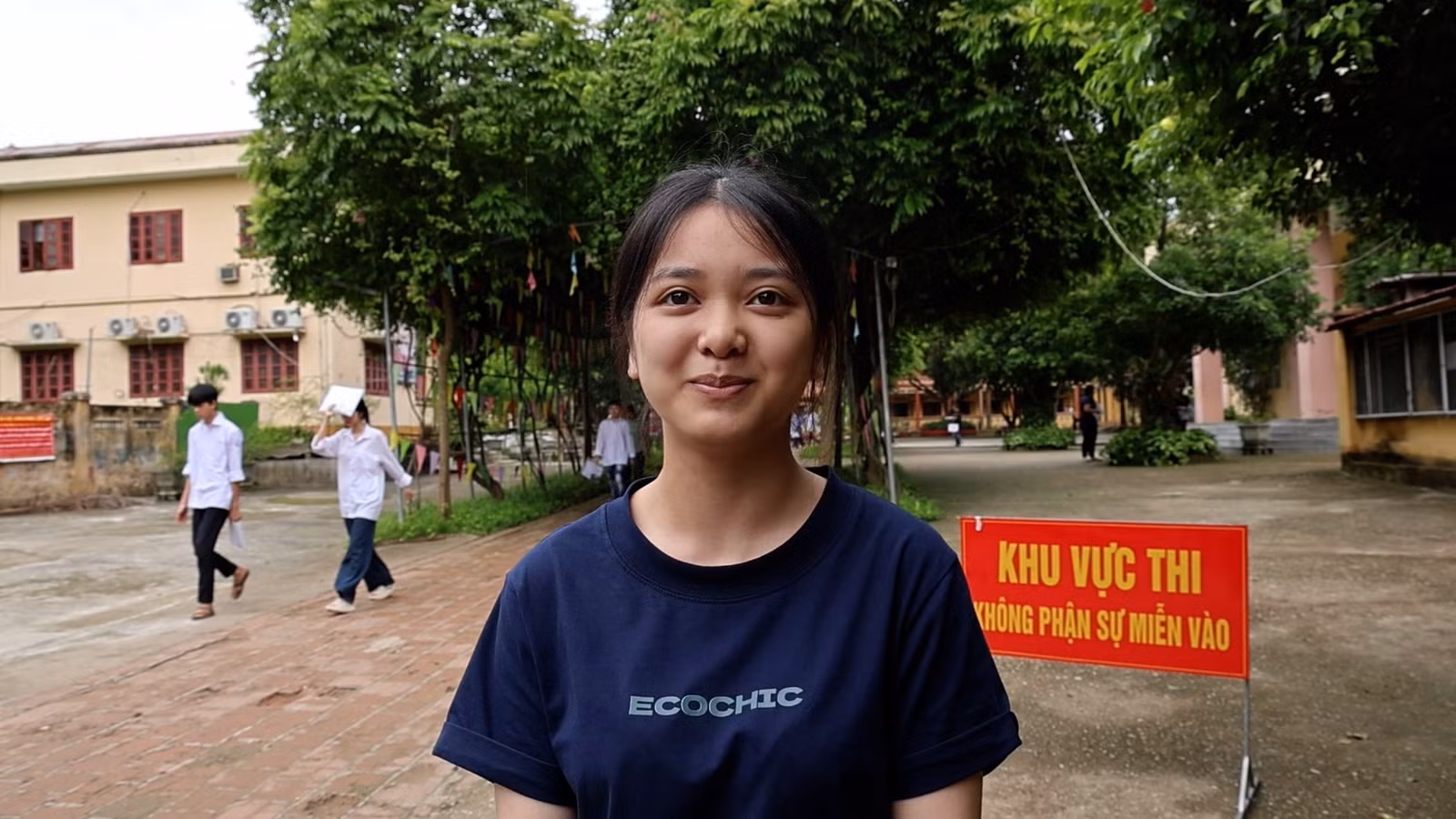 Thí sinh Nguyễn Thúy Nhi dự thi tại điểm thi số 1 phấn khởi khi hoàn thành kỳ thi.