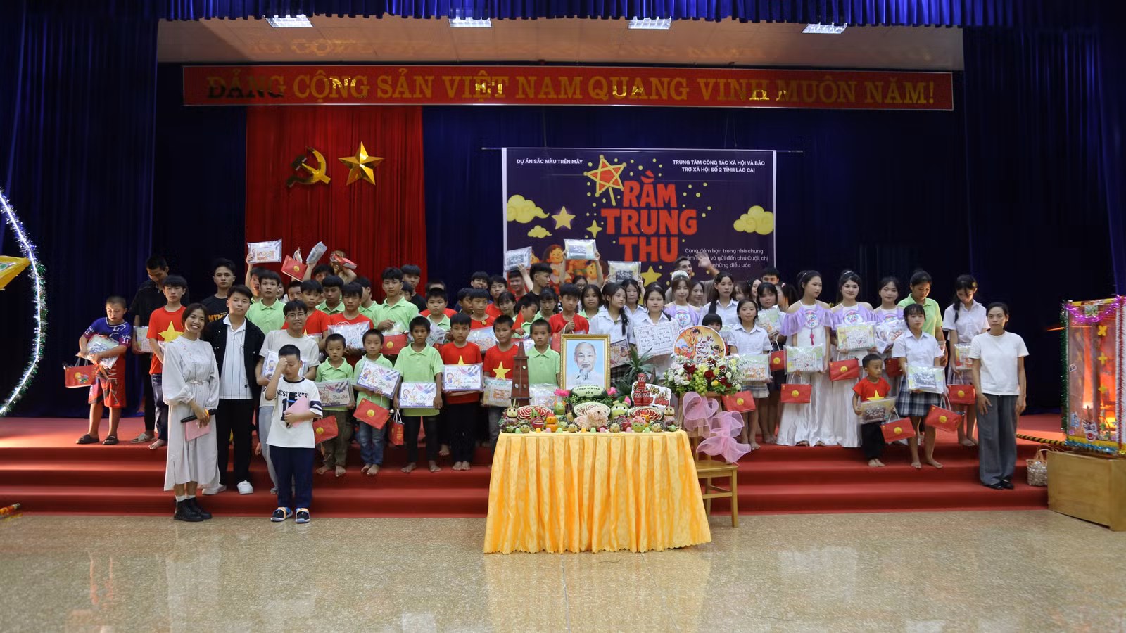 Các đơn vị, nhà hảo tâm tặng quà cho trẻ em tại trung tâm.