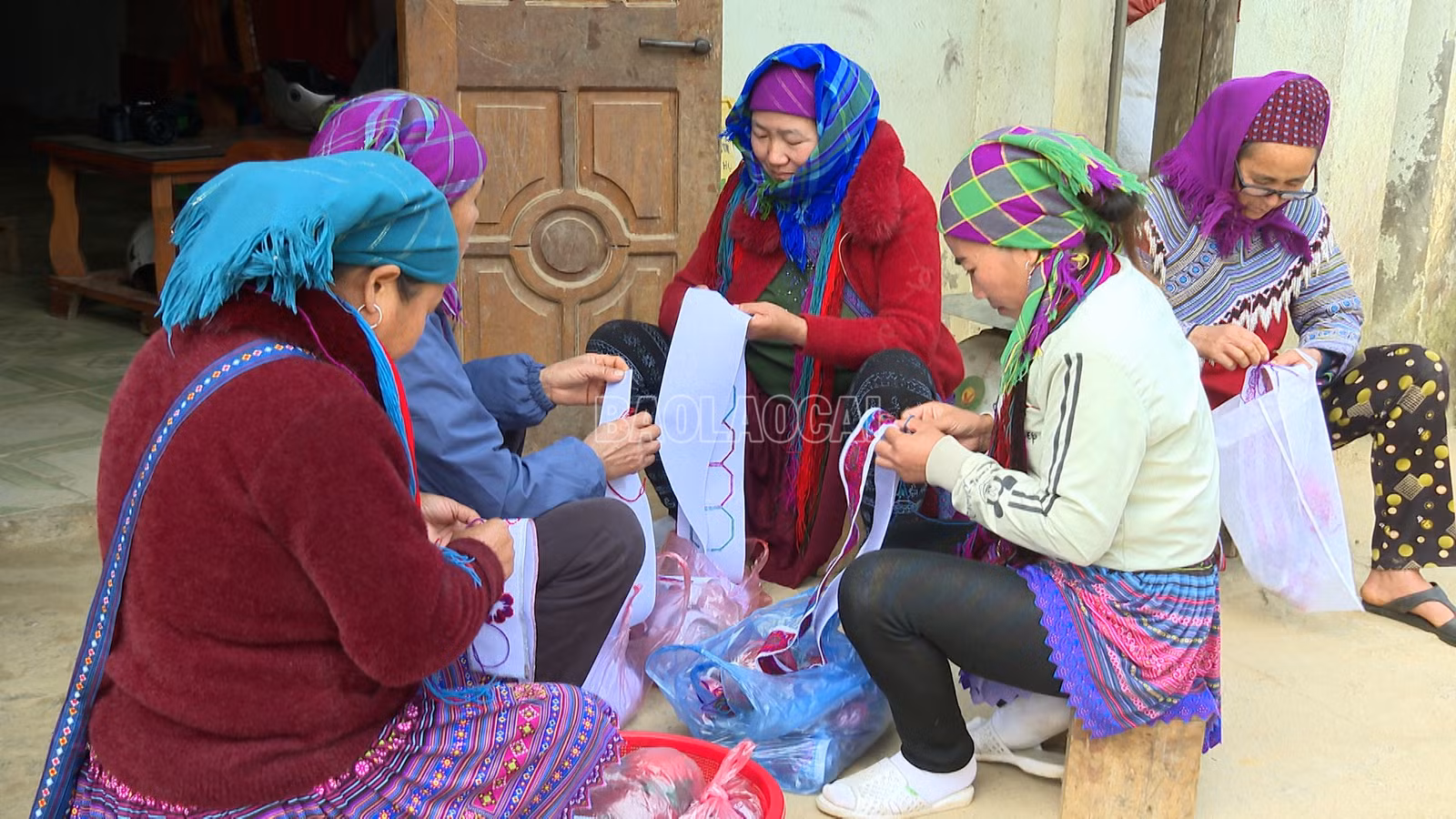 Các cô, các chị quây quần bên nhau thêu thổ cẩm.