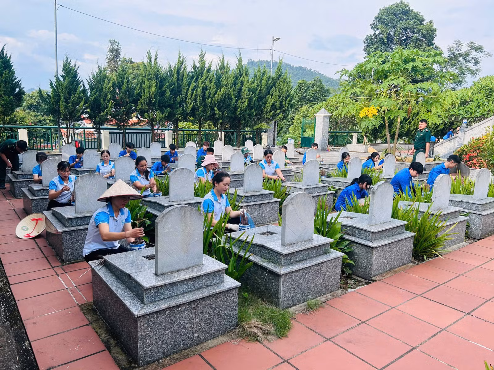 Hội viên phụ nữ xã Bản Lầu chăm sóc, dọn vệ sinh nghĩa trang liệt sĩ.