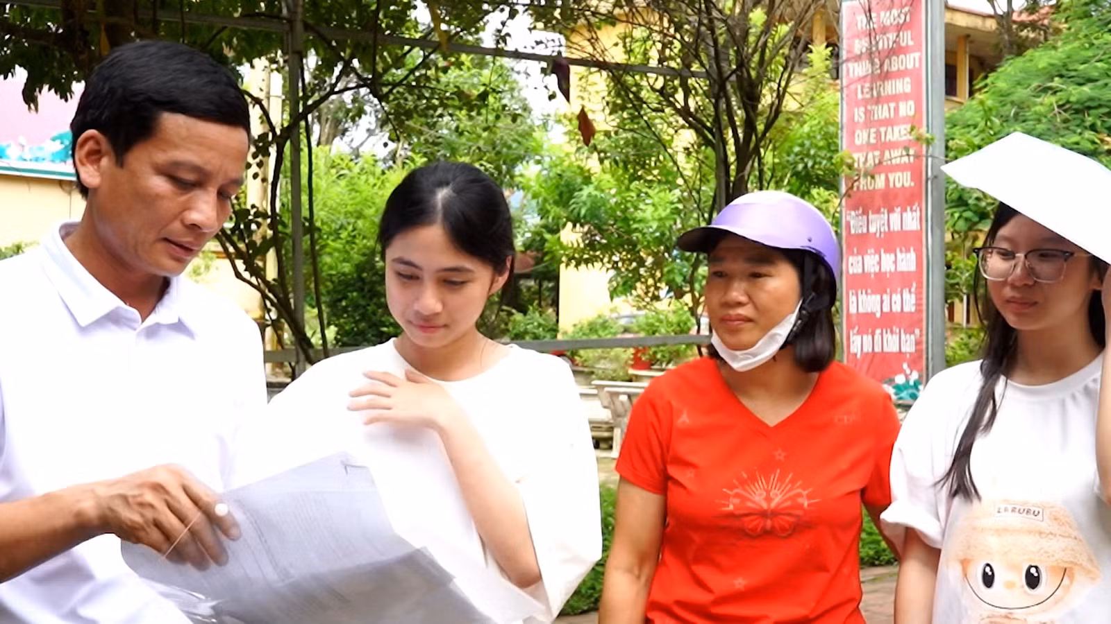 Phụ huynh cùng các thí sinh trao đổi sau giờ thi môn đầu tiên.