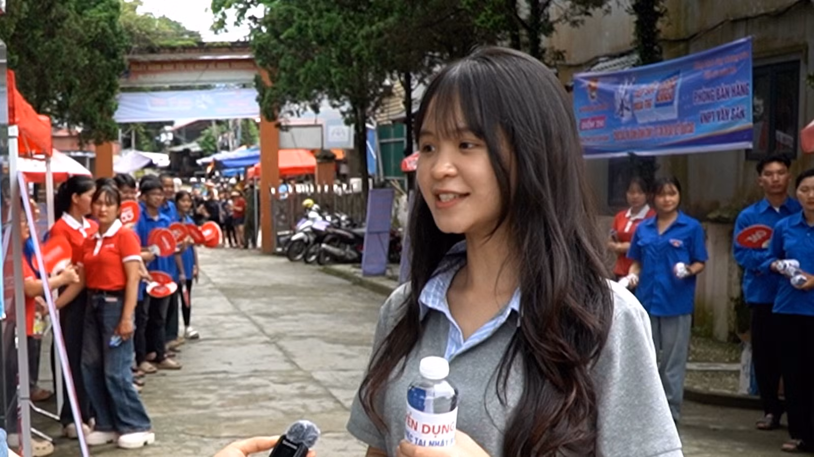 Em Nguyễn Phương Thúy, học sinh lớp 12A1, Trường THPT số 2 huyện Văn Bàn.