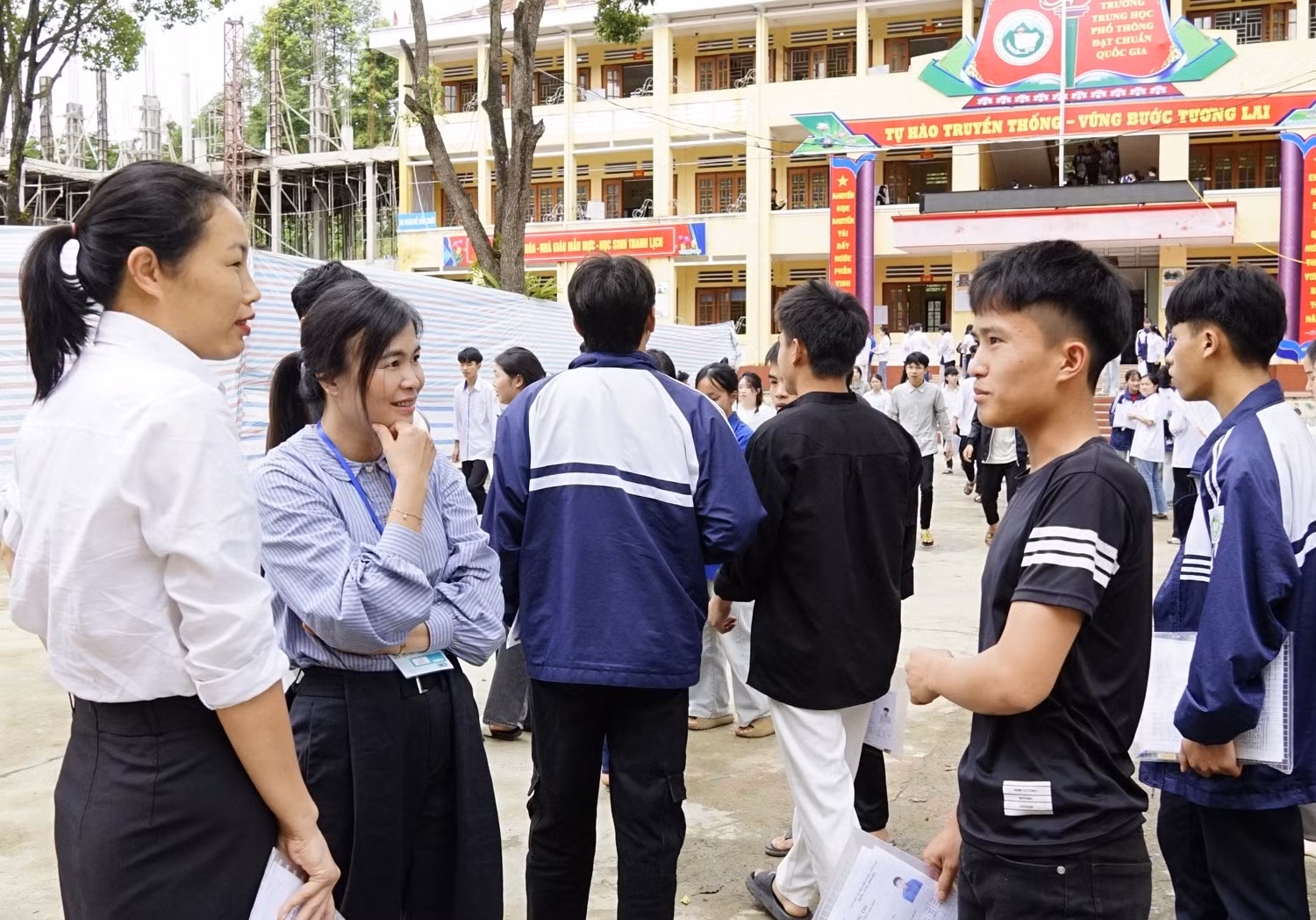 Các thầy - cô giáo và phụ huynh đều có tâm trạng tốt khi thí sinh làm được bài.
