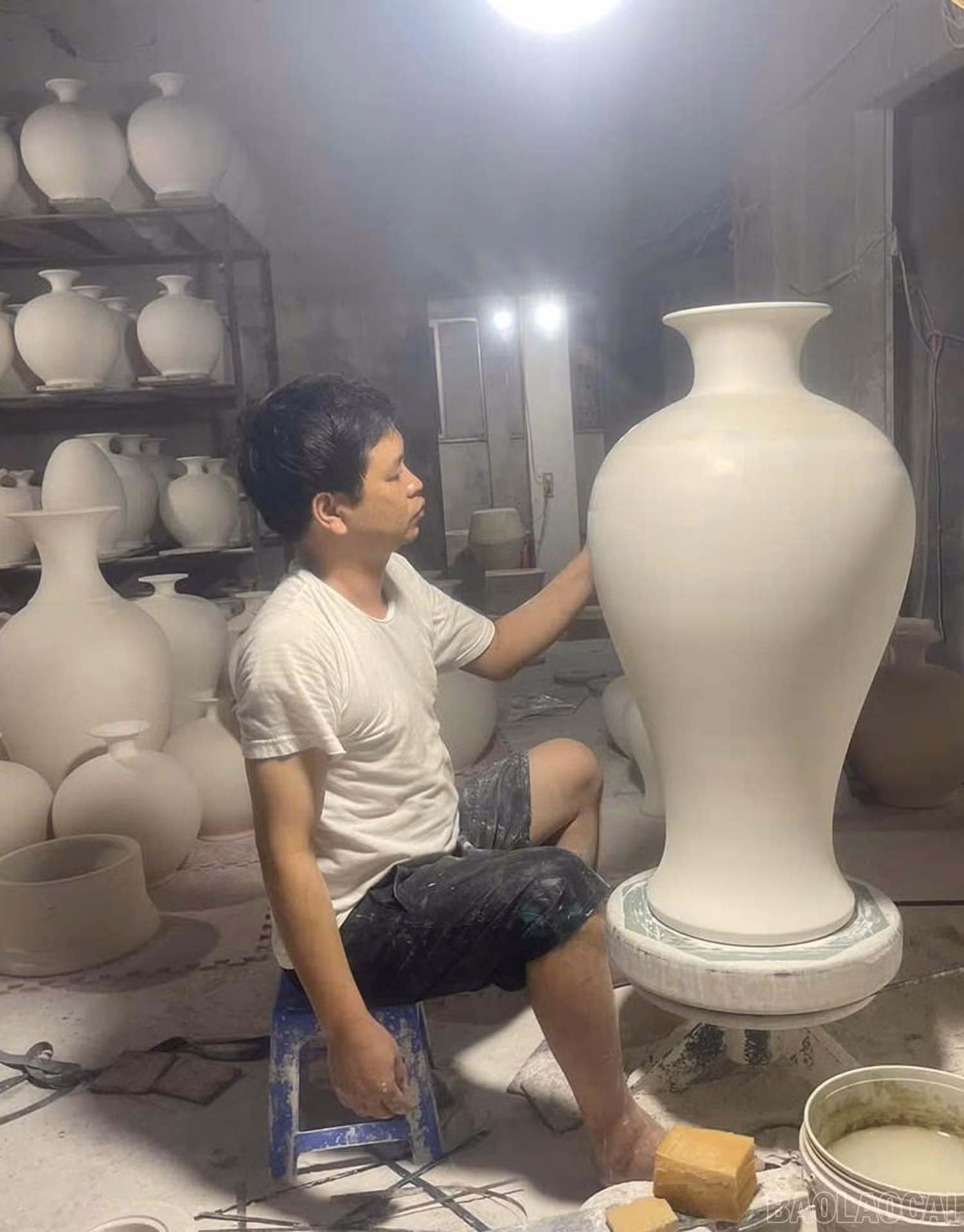 Các sản phẩm gốm sứ Bát Tràng được chế tác bởi bàn tay tài hoa của các nghệ nhân.
