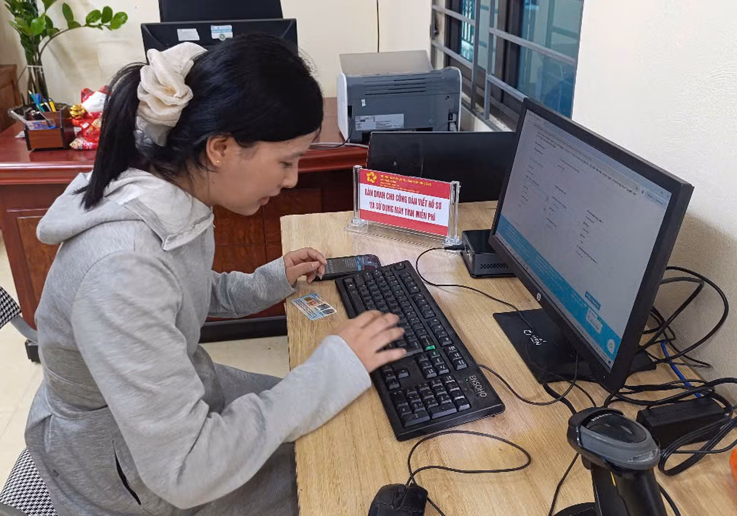 Người dân thực hiện thủ tục hành chính trên dịch vụ công trực tuyến.