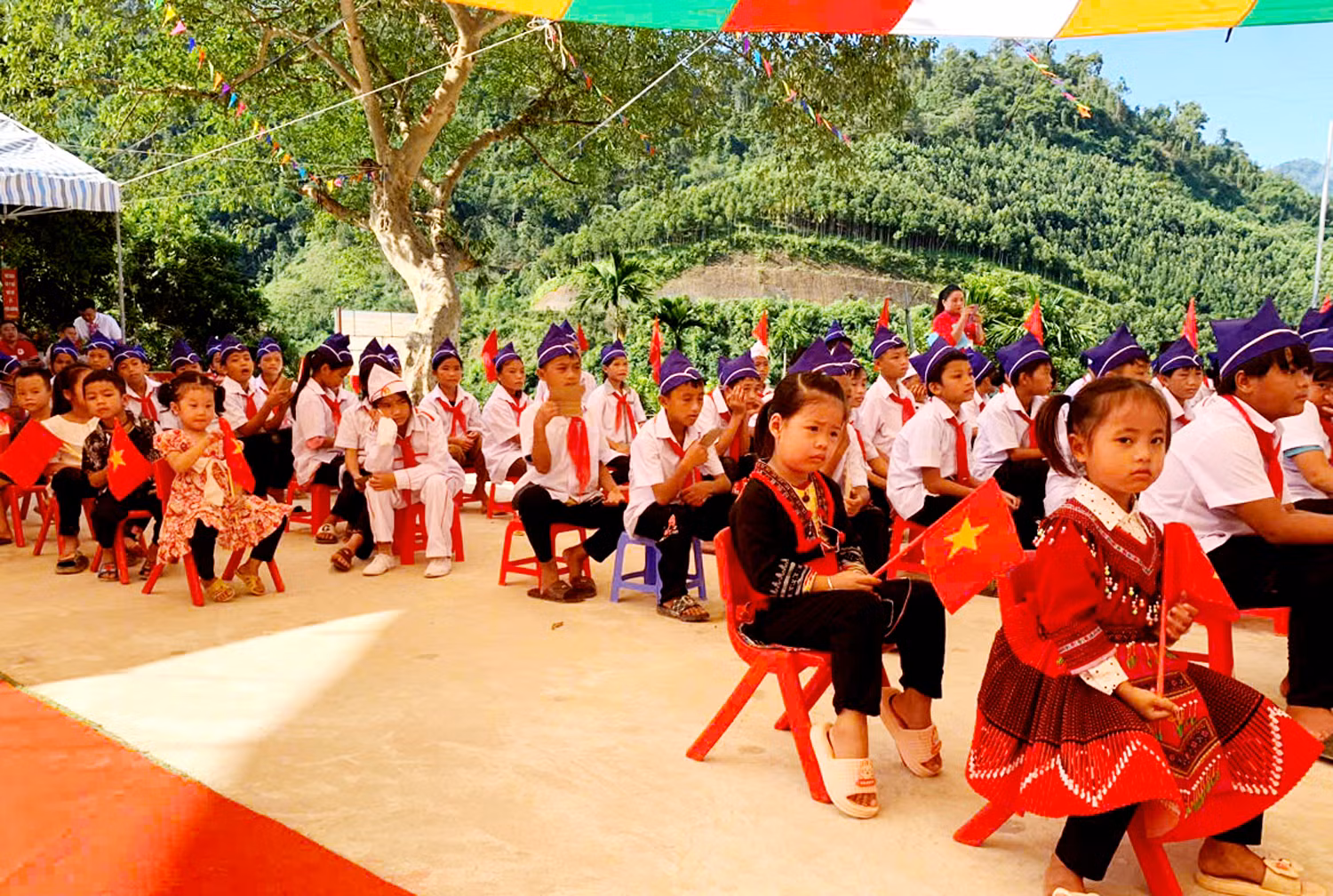 Học sinh xã Bản Cái hân hoan đón năm học mới.
