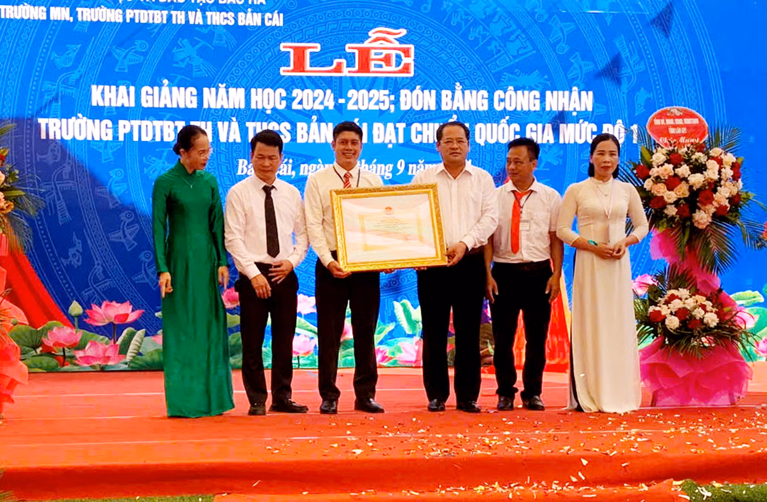 Trao Bằng công nhận trường đạt chuẩn quốc gia mức độ 1 cho Trường PTDT bán trú Tiểu học và THCS Bản Cái.