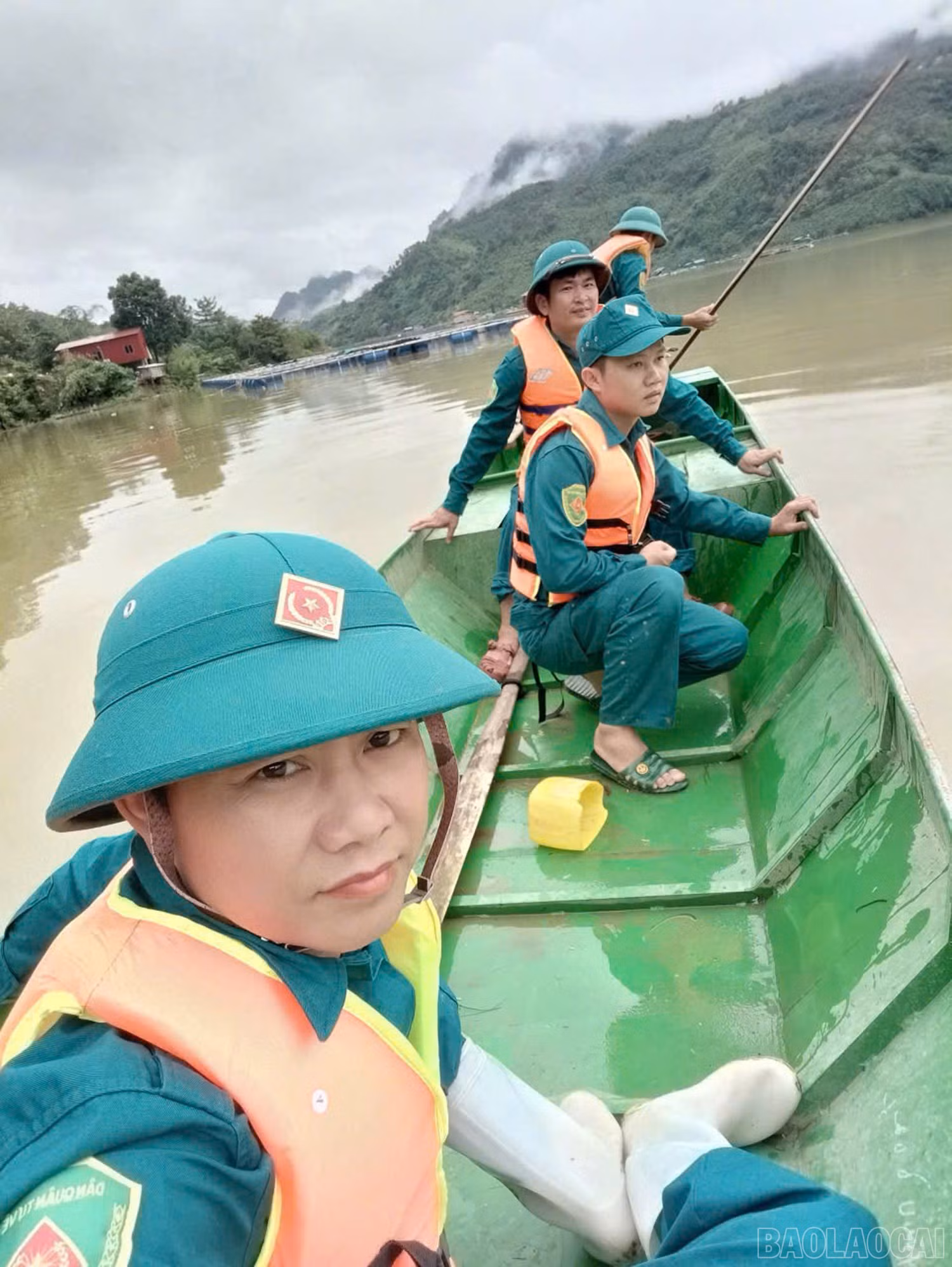 Triển khai lực lượng tìm kiếm trên sông.