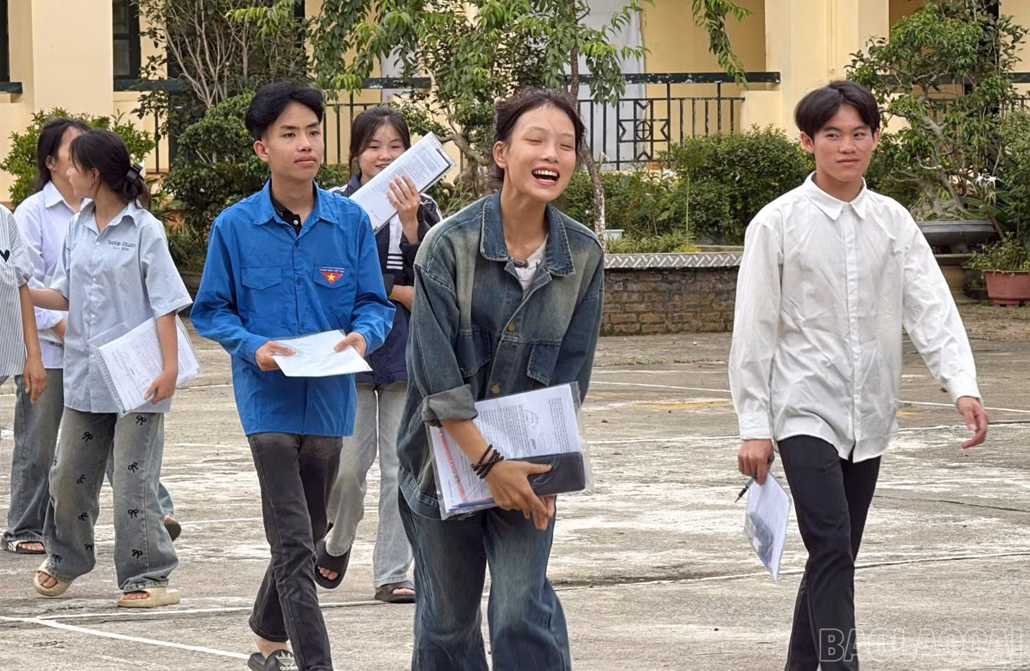 Nhiều thí sinh vui vẻ bước ra khỏi phòng thi.