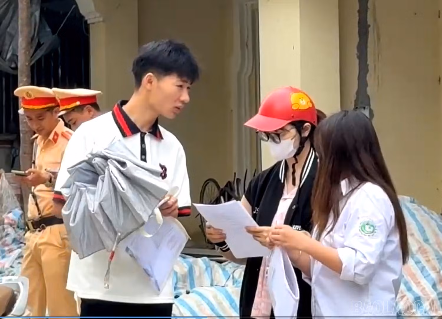 Thí sinh trao đổi với cô giáo và gia đình về kết quả thi môn Ngữ văn.