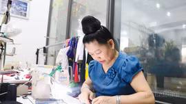 Người giữ nghề may áo cỏm ở Mường Lò