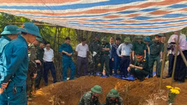 Khai quật, cất bốc 2 phần mộ liệt sĩ tại phường Cam Đường