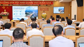 Phó Chủ tịch Thường trực UBND tỉnh Ngô Hạnh Phúc giảng chuyên đề phát triển kinh tế - xã hội tỉnh Lào Cai trong không gian phát triển mới