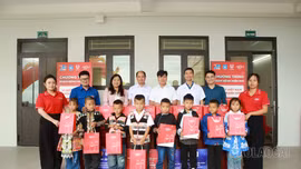 Các cơ quan, đơn vị tặng quà trị giá 1 tỷ đồng cho học sinh vùng cao xã Y Tý