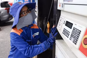 Doanh nghiệp xăng dầu đua nhau giảm giá: Tín hiệu vui cho người dùng