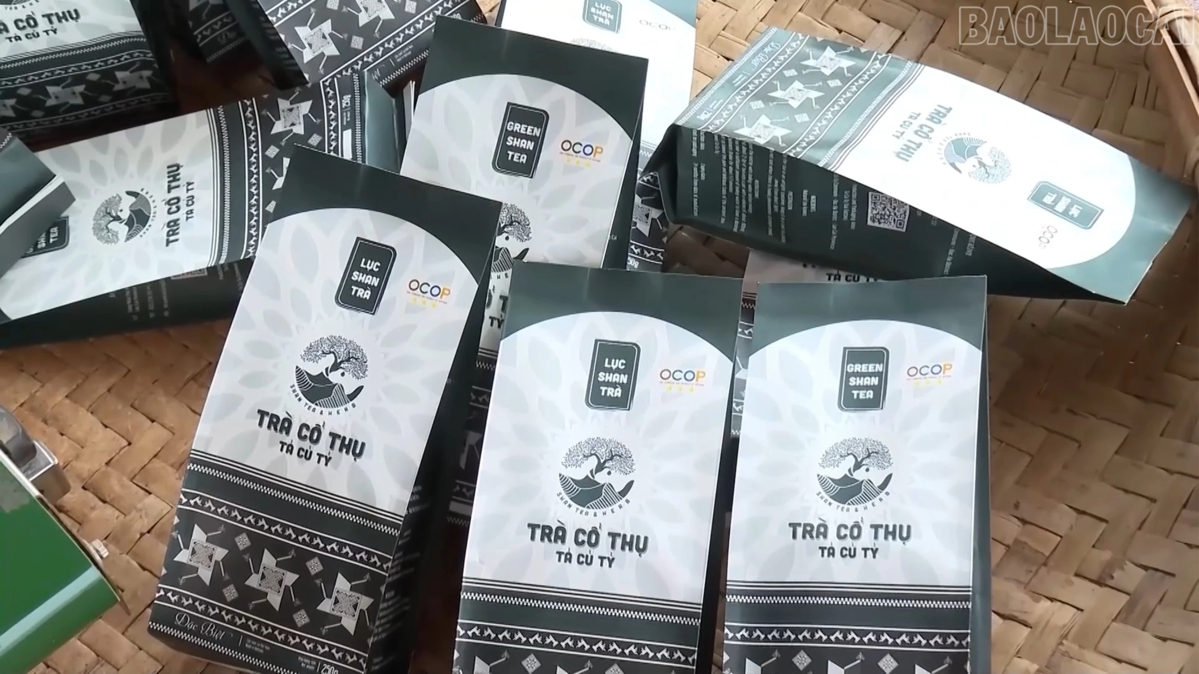 Bao bì có họa tiết văn hóa Dao và mã truy xuất.