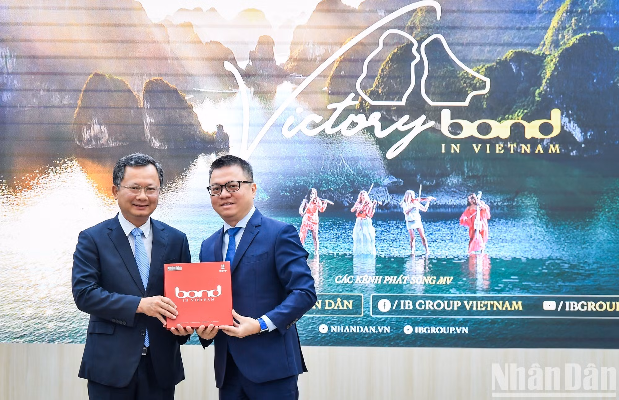 Tổng Biên tập Báo Nhân Dân Lê Quốc Minh trao tặng MV cho Phó Chủ tịch Ủy ban nhân dân tỉnh Quảng Ninh Cao Tường Huy.