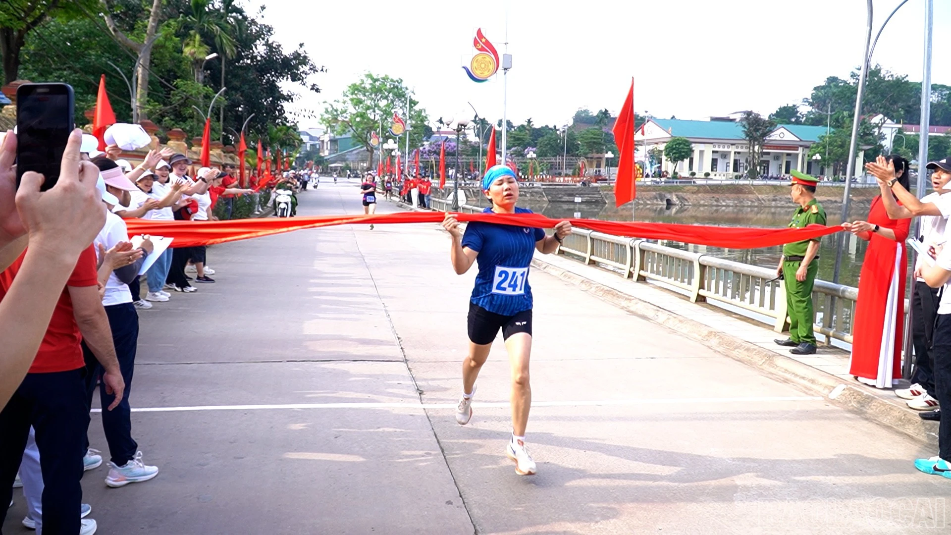 baolaocai-br_chuyen-muc00-00-29-05still117.jpg