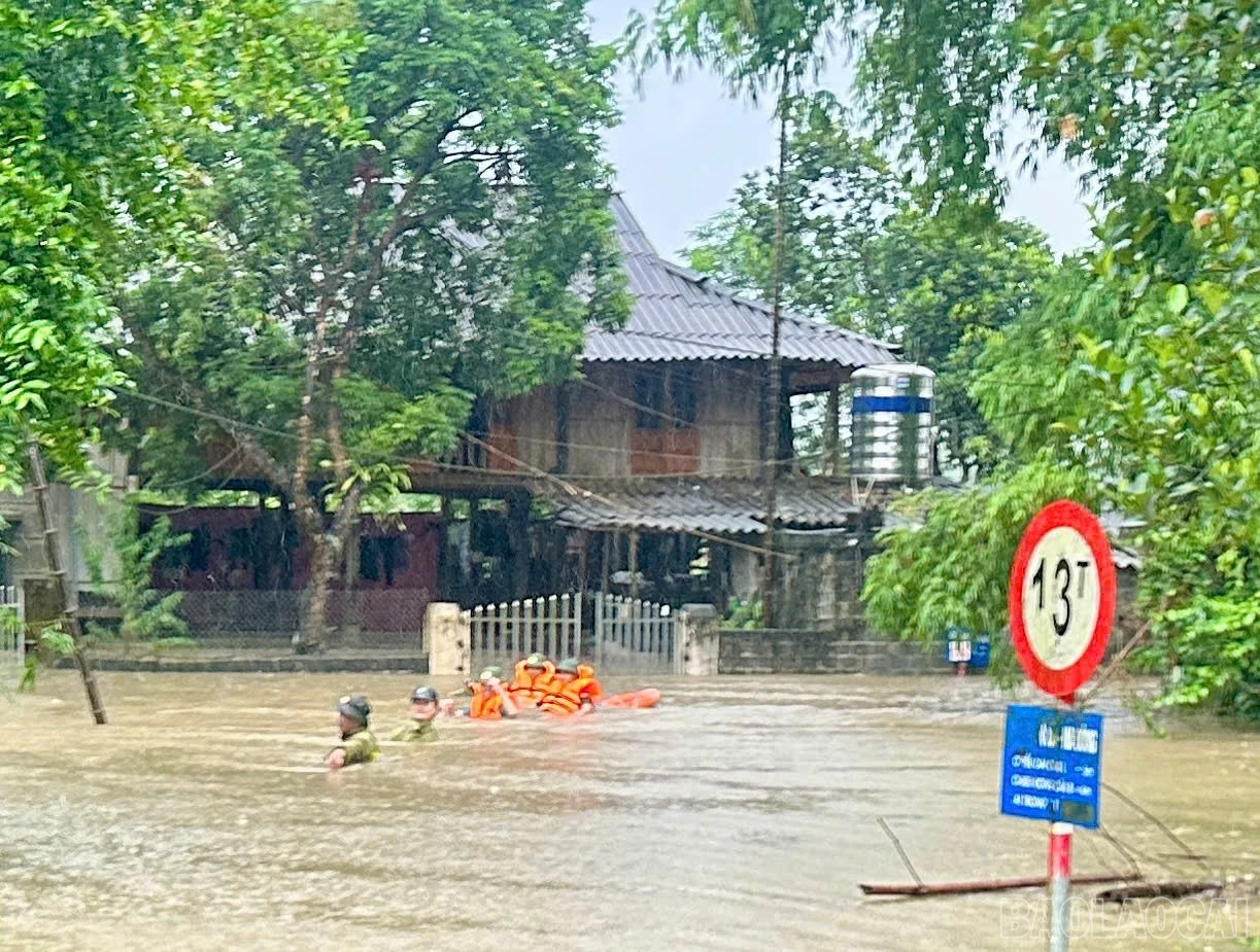 Lực lượng công an cảnh báo, hỗ trợ và giúp đỡ người dân kịp thời.