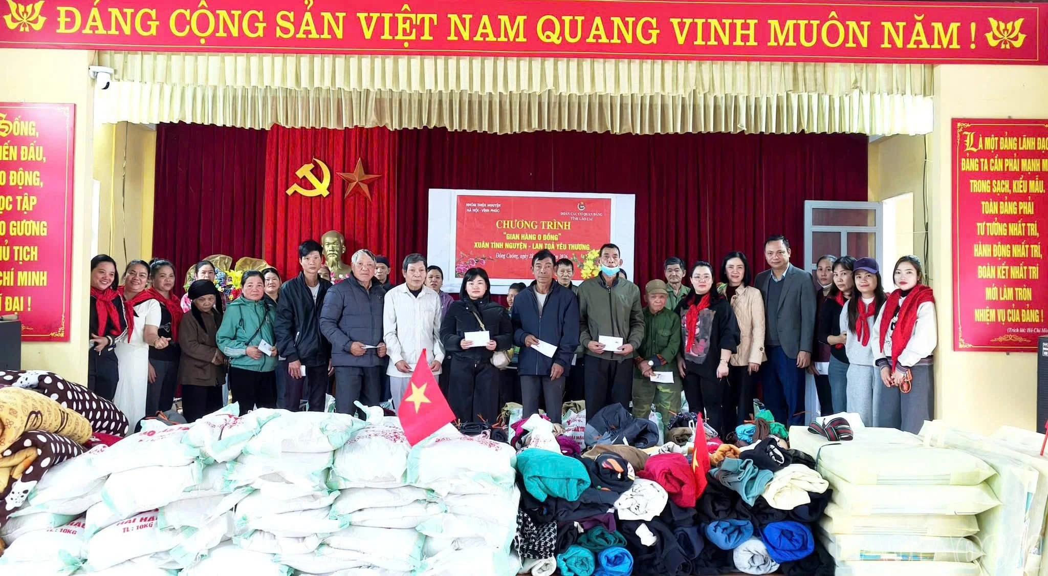 baolaocai-br_trao-tang-95-suat-qua-cho-ba-con-nhan-dan-tai-thon-khe-trang-khe-tang-xa-dong-cuong.jpg