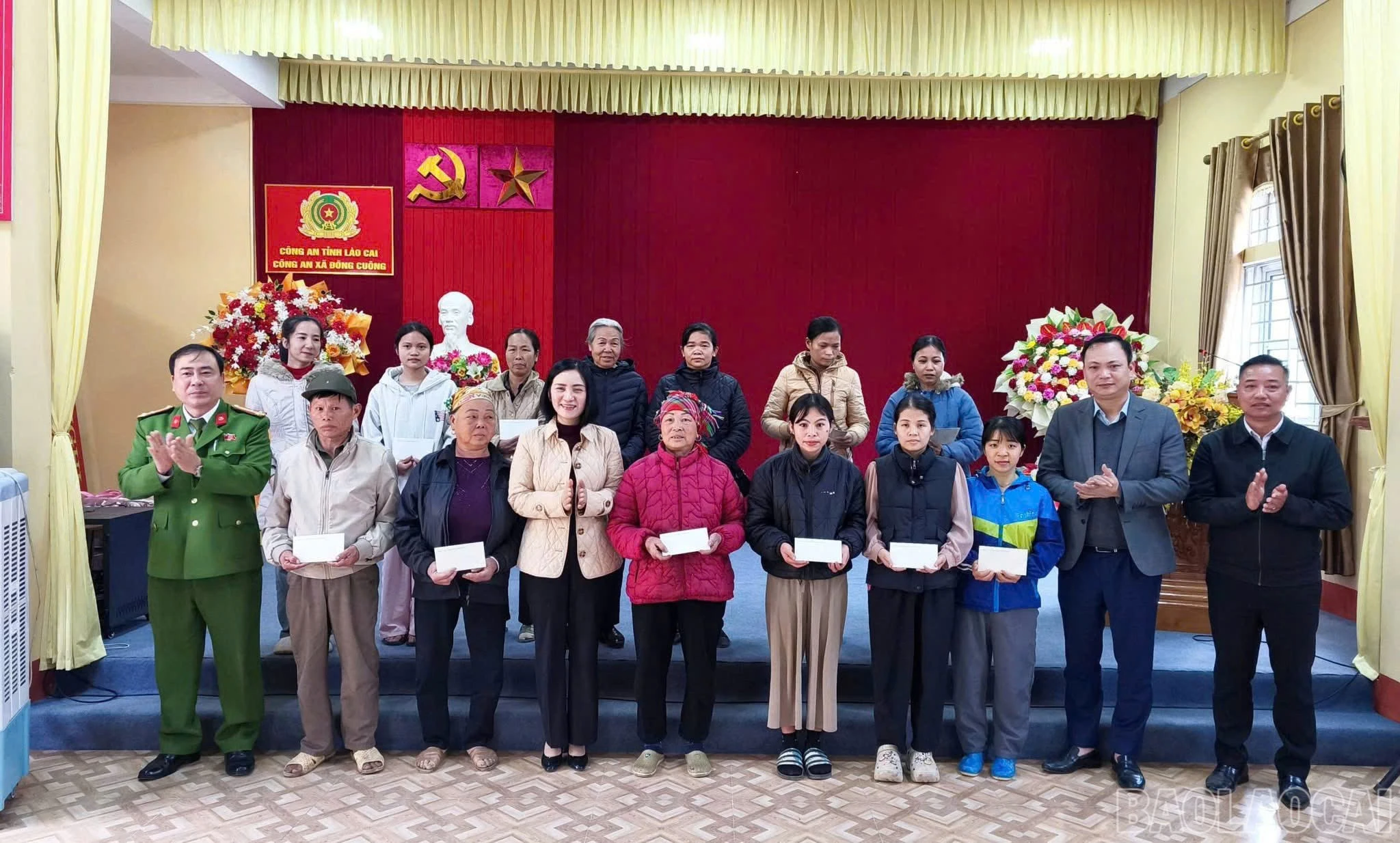 baolaocai-br_dong-chi-le-thi-thanh-binh-uy-vien-bch-dang-bo-tinh-pho-bi-thu-dang-uy-cac-co-quan-dang-tinh-tang-qua-tet-cho-cac-ho-gia-dinh-co-hoan-canh-kho-khan.jpg